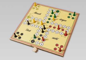 spielbrett mit figuren und wuerfel