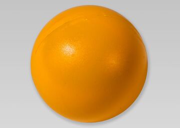 Der orangefarbene Ball in Großaufnahme.