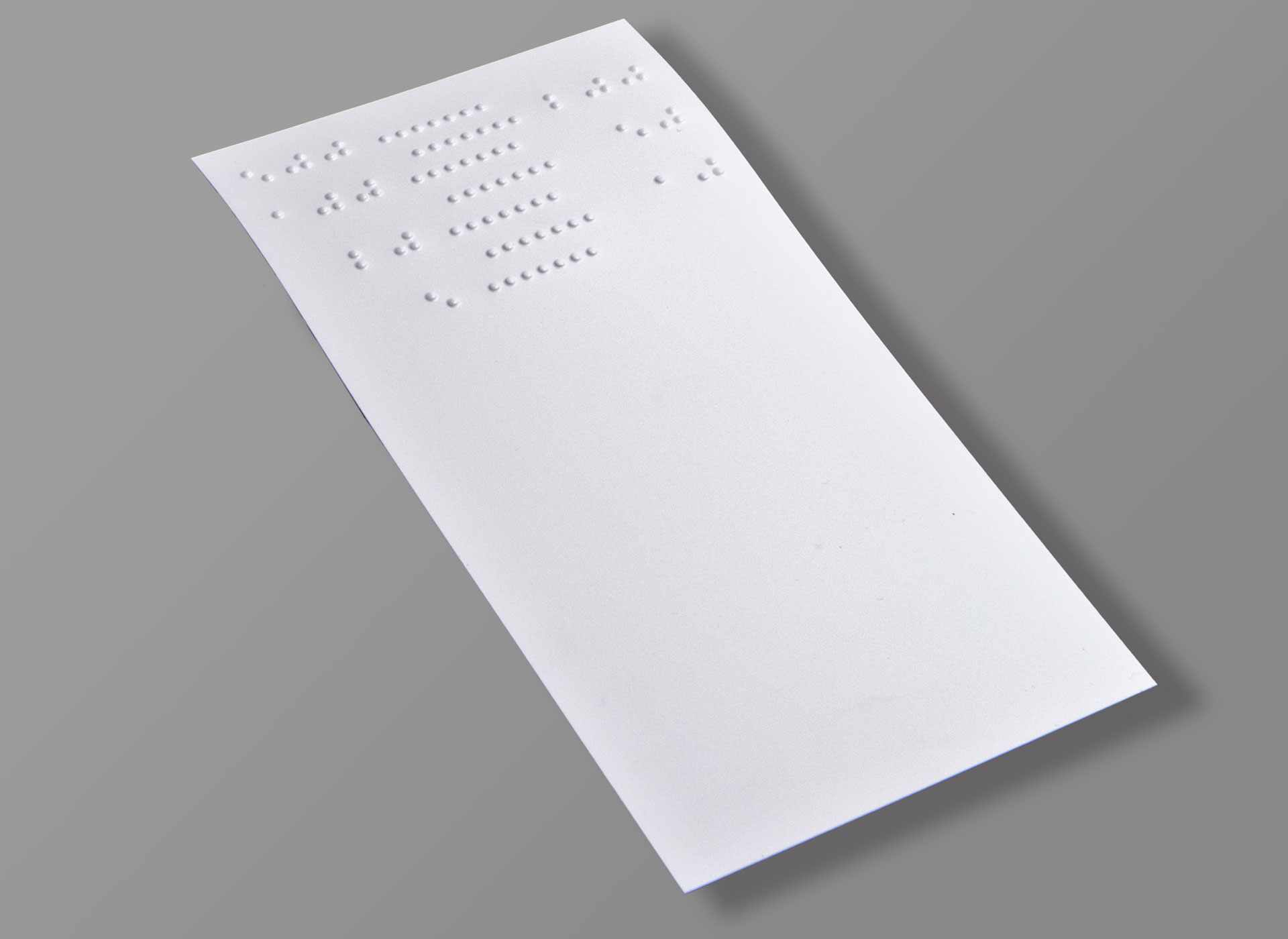 Ansicht auf den Geldscheinprüfer, ein weißen Blatt mit Braille.