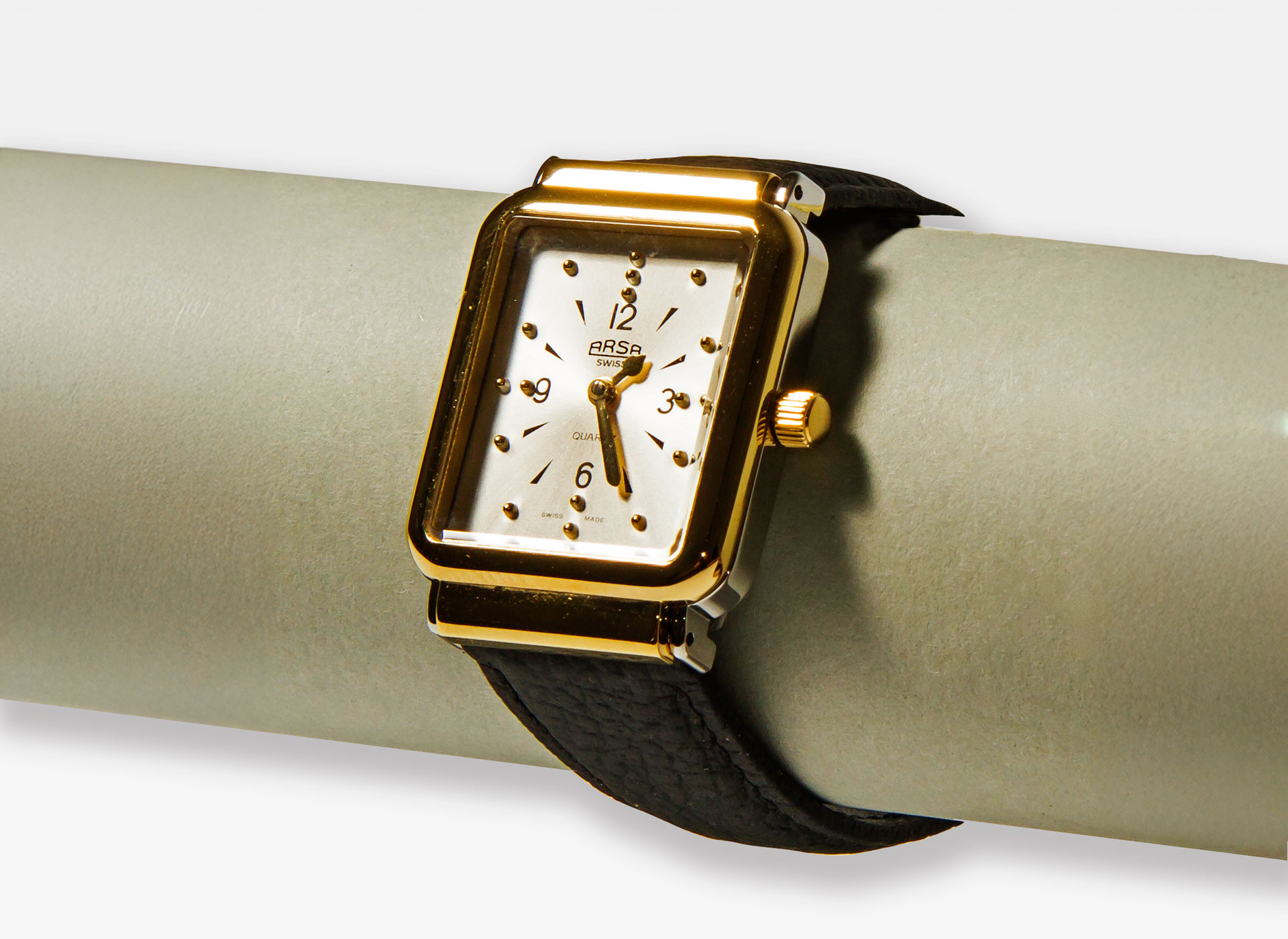 Ansicht auf die rechteckige Uhr an einem Schaufensterpuppenarm.