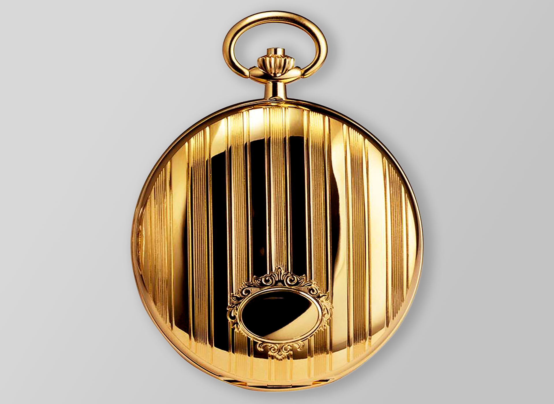 Ansicht auf die geschlossene, goldene Taschenuhr.