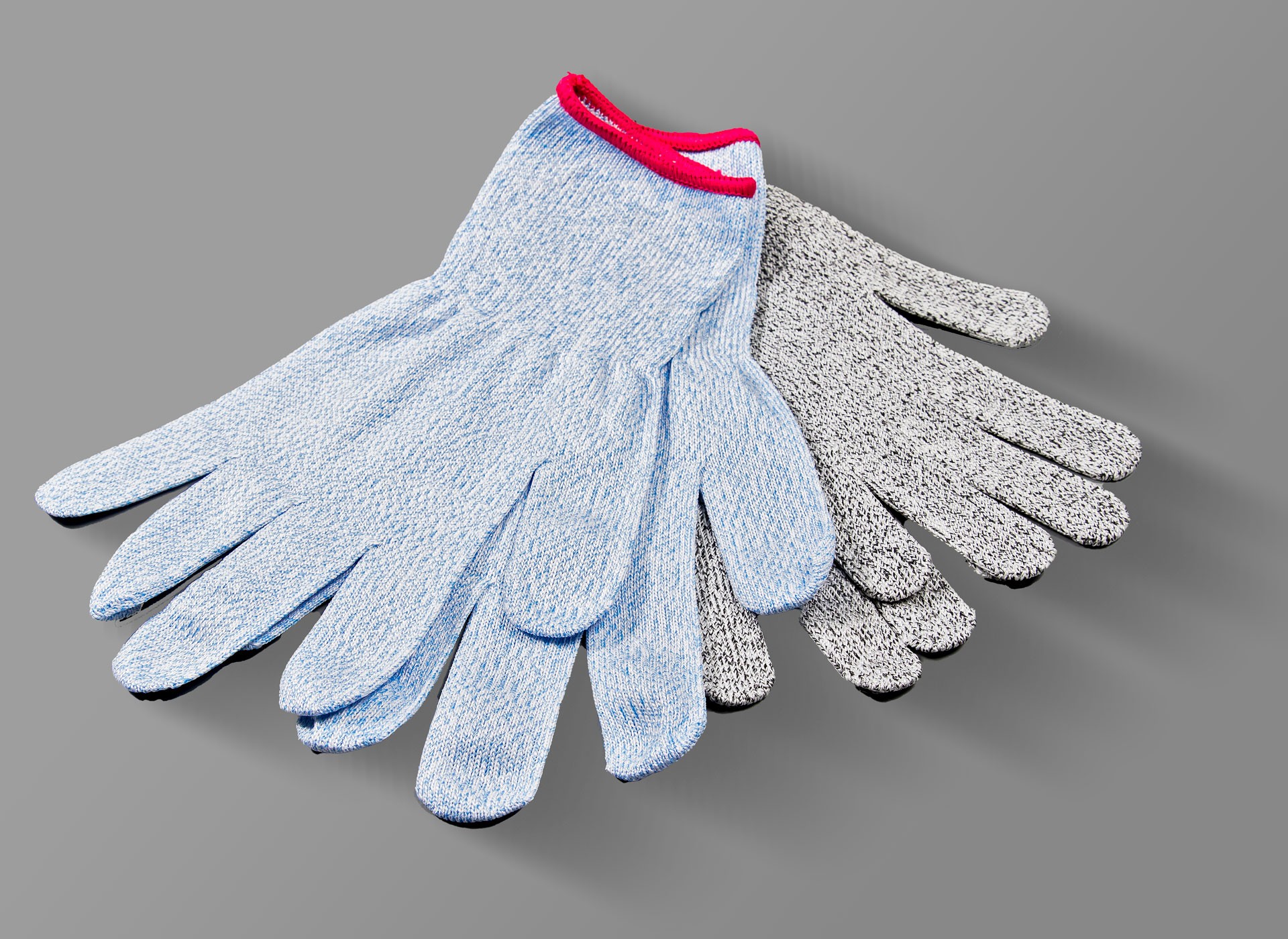 Ansicht auf zwei Paar Schnittschutzhandschuhe in hellblau und grau.