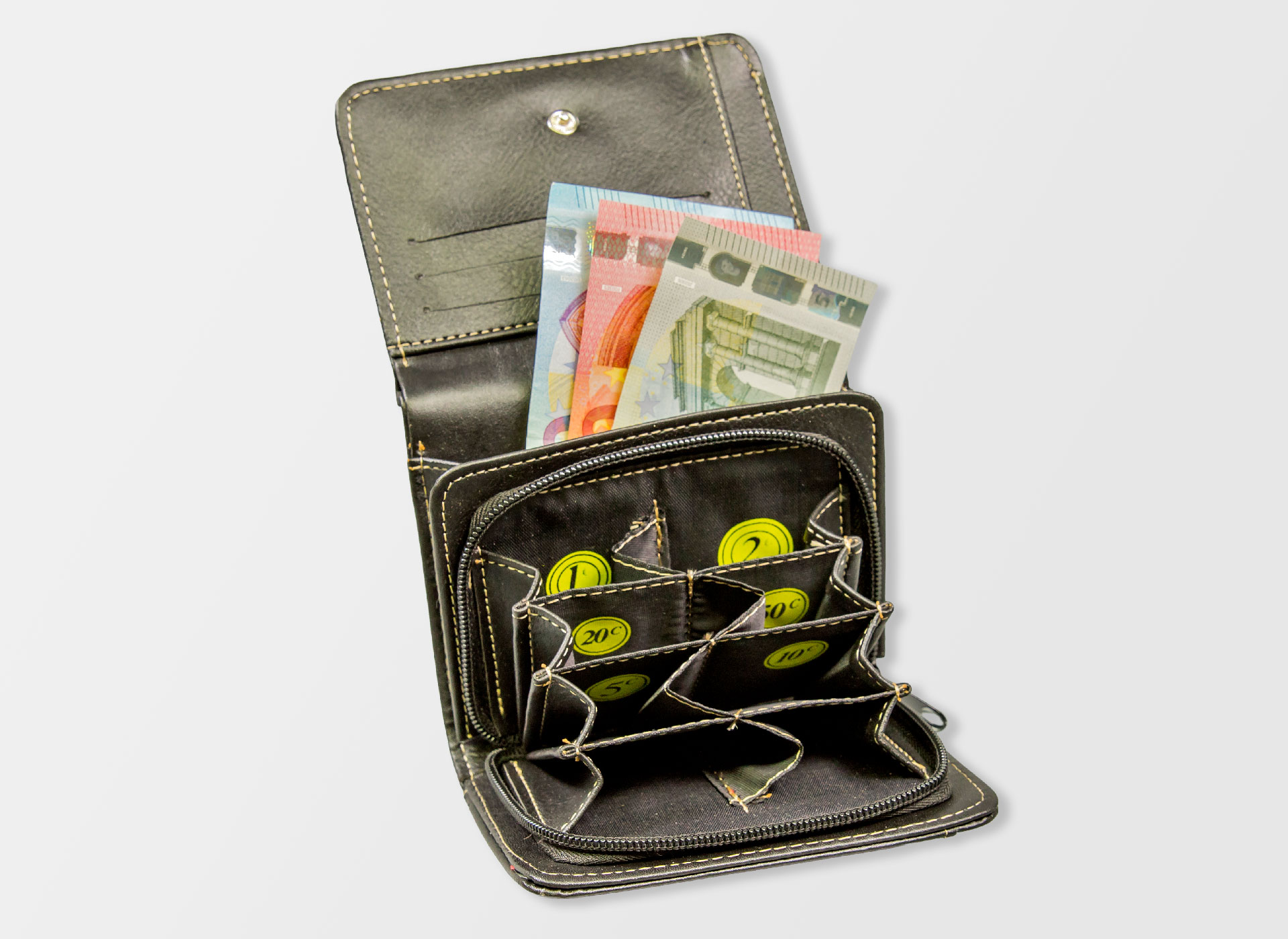 Ansicht auf die schwarze Geldbörse mit Scheinen und Münzen.