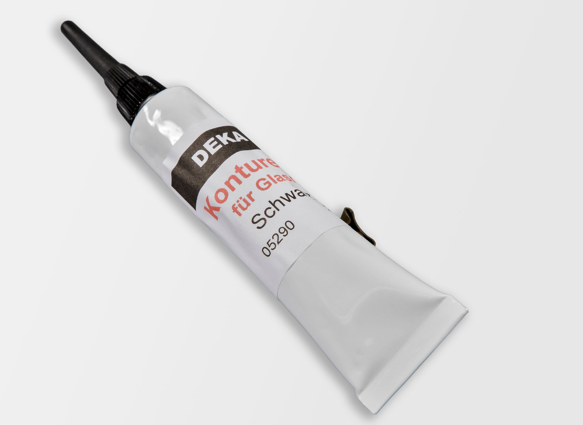 Ansicht auf die weiße Tube mit schwarzem Deckel.