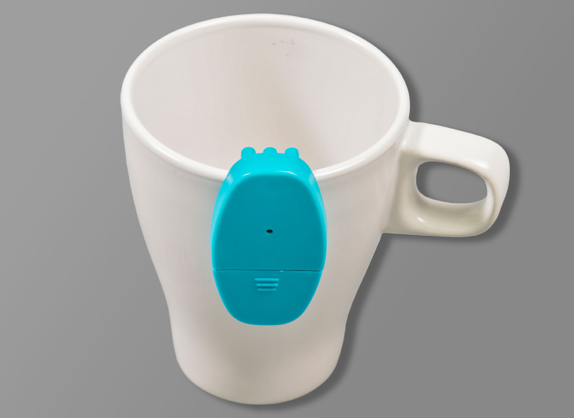 Ansicht auf den hellblauen Füllstandsanzeiger an einer weißen Tasse.