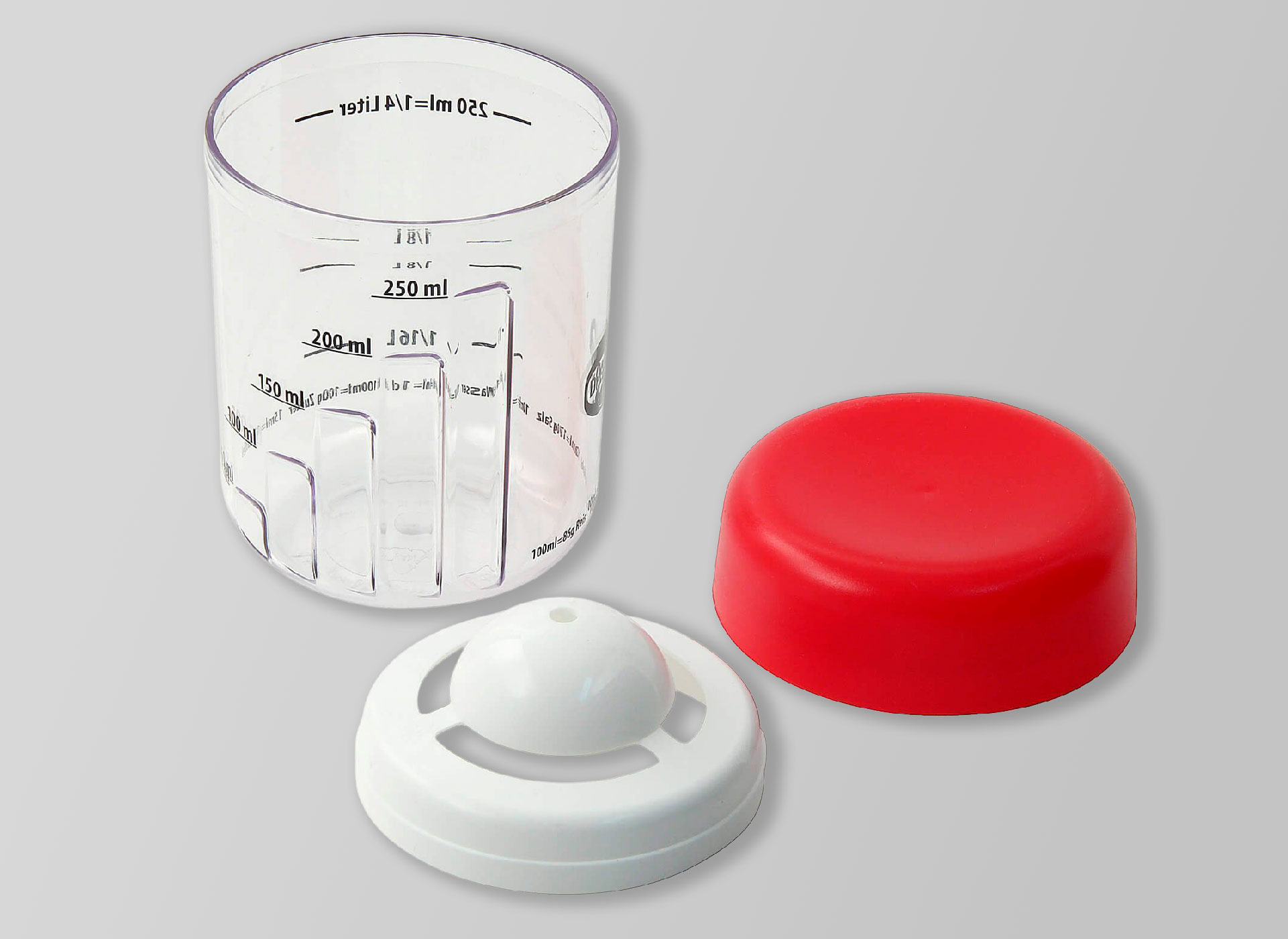 Ansicht auf den Plastikbecher mit weißer Trennplatte und rotem Deckel.