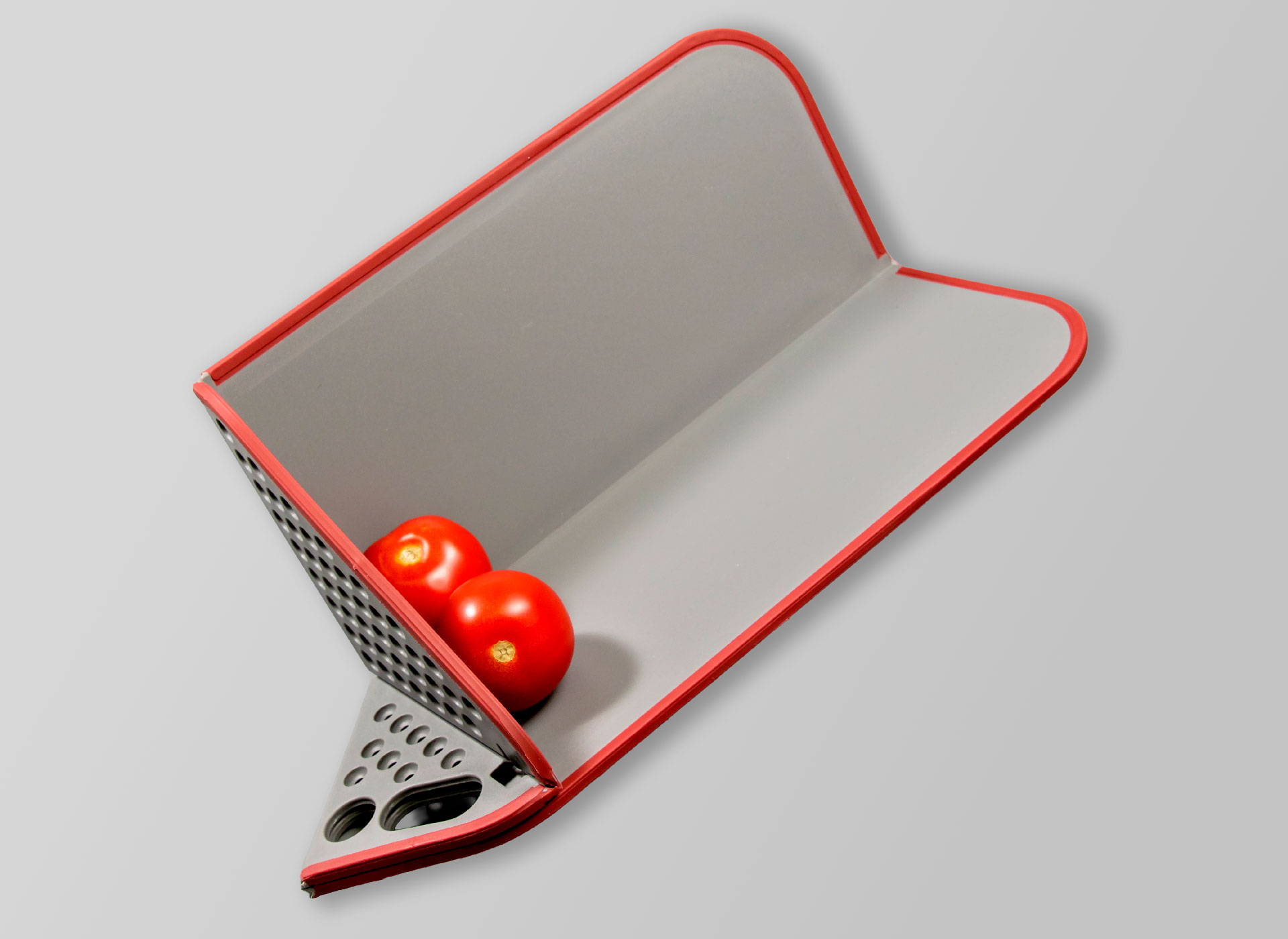 Ansicht auf das graue Schneidebrett, gefaltet mit zwei Tomaten zum Abtropfen.