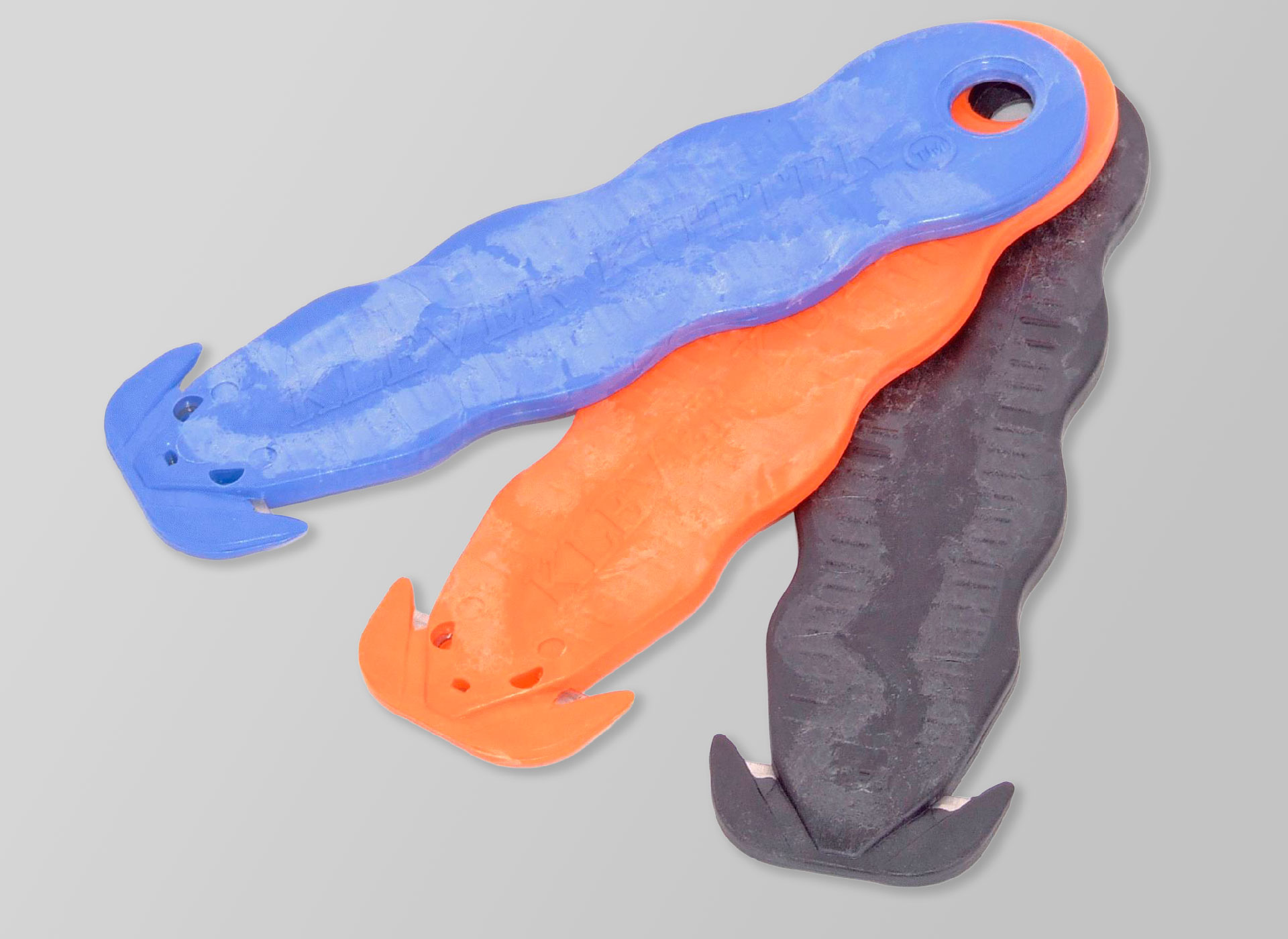 Ansicht auf einen blauen, orangenen und schwarzen Cutter.