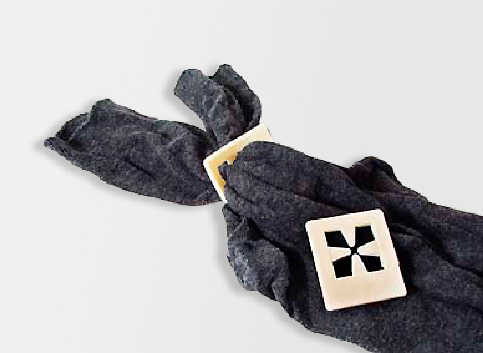 Ansicht auf den weißen Sockenhalter mit schwarzen Socken.