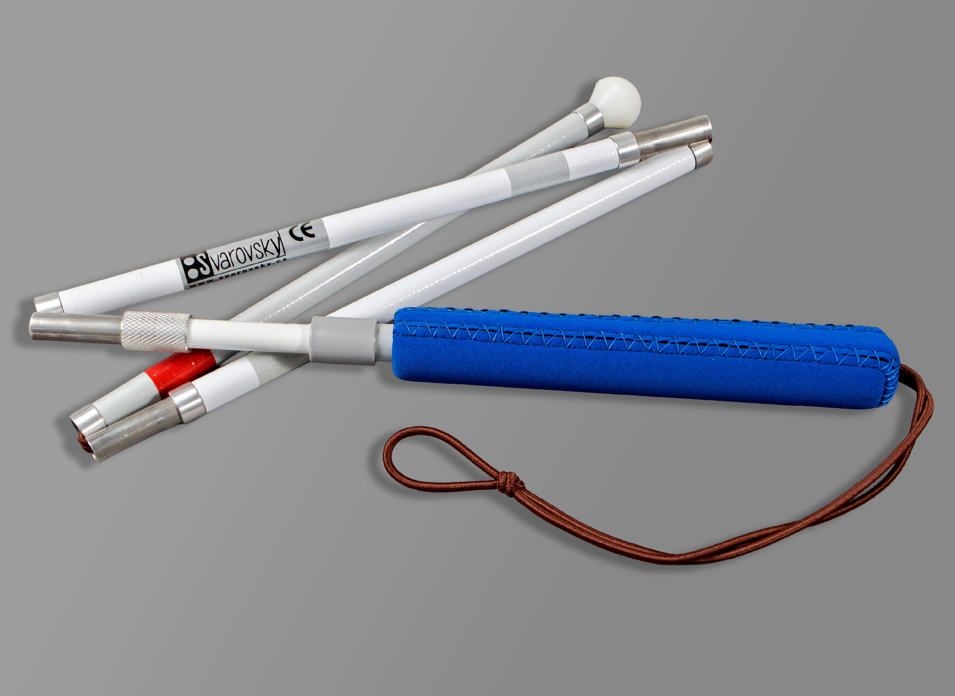 Ansicht auf einen gefalteten Blindenlangstock mit blauem Neoprengriff