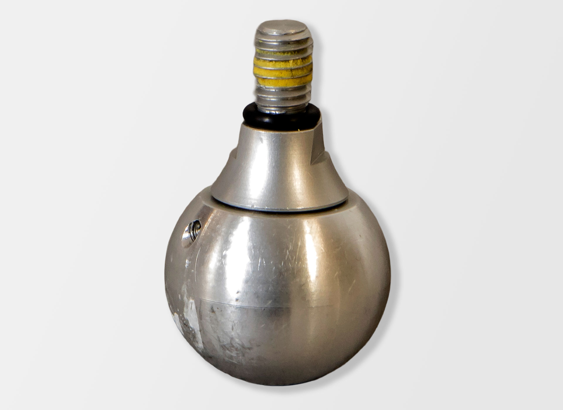 Ansicht auf eine silberfarbene Rollspitze mit Metallgewinde