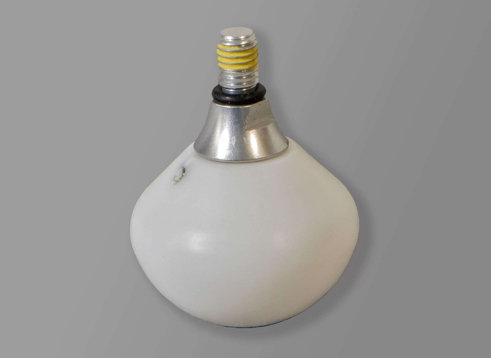 Ansicht auf eine weiße Rollspitze in Birnenform mit Gewinde für einen Blindenlangstock