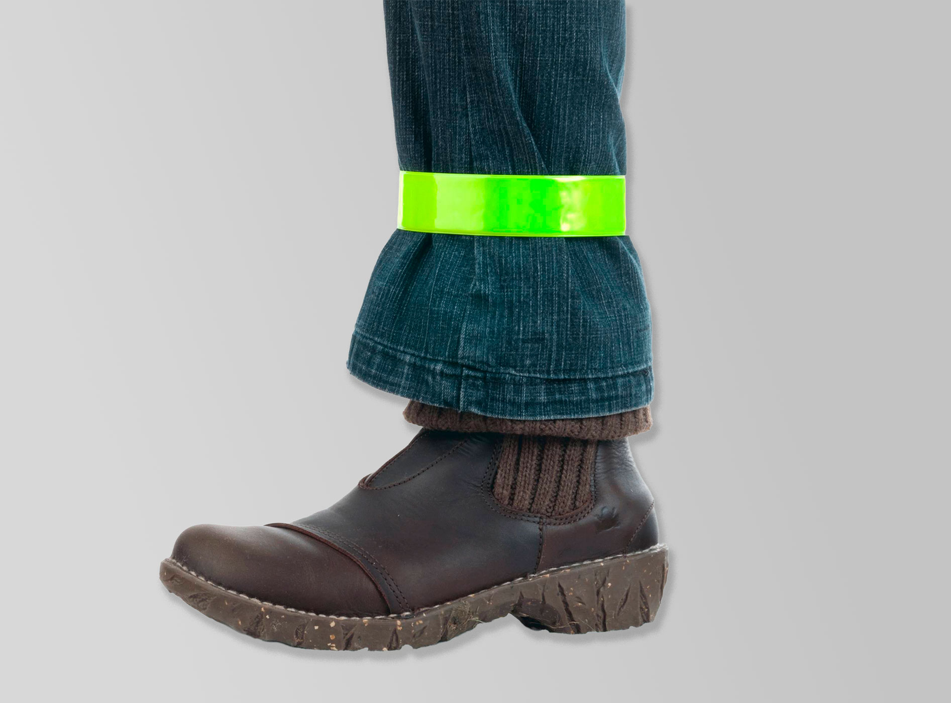 Ansicht auf ein gelbes Reflexband an einem Hosenbund