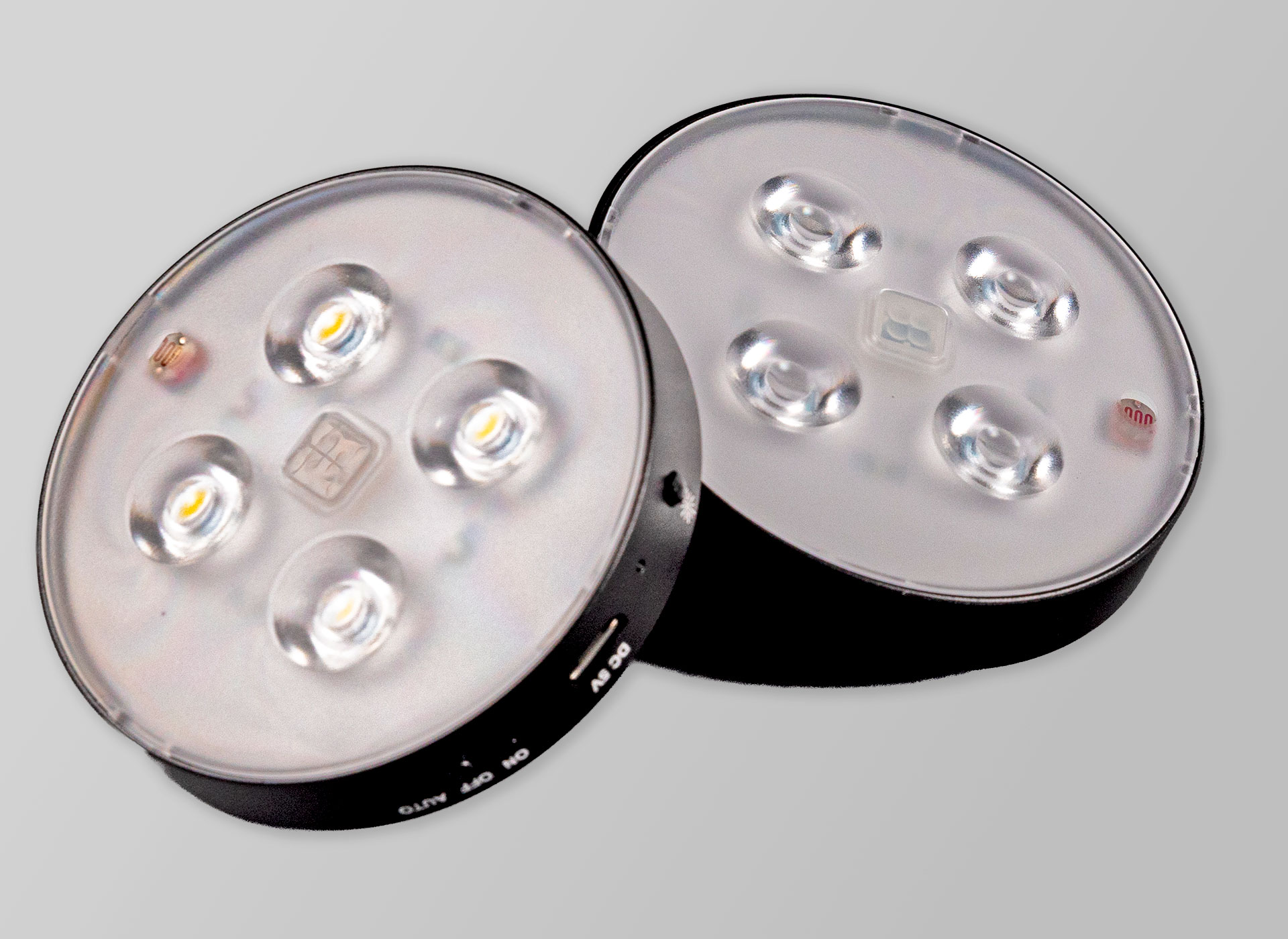 zwei runde flache lampen mit je 4 leds