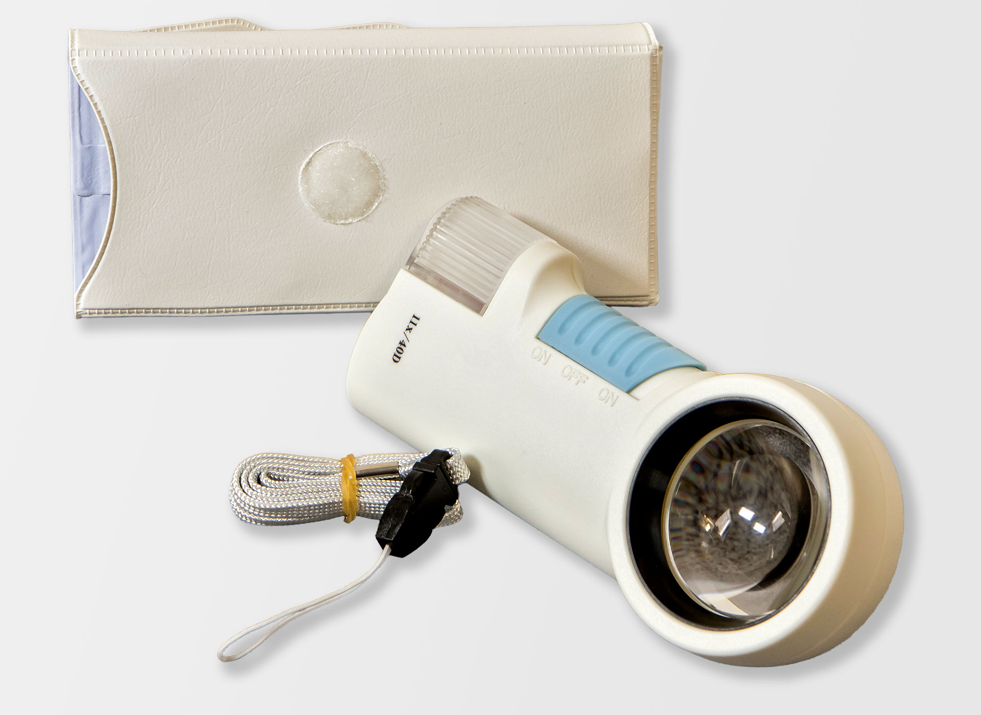 weiße leuchtlupe mit weißer tasche
