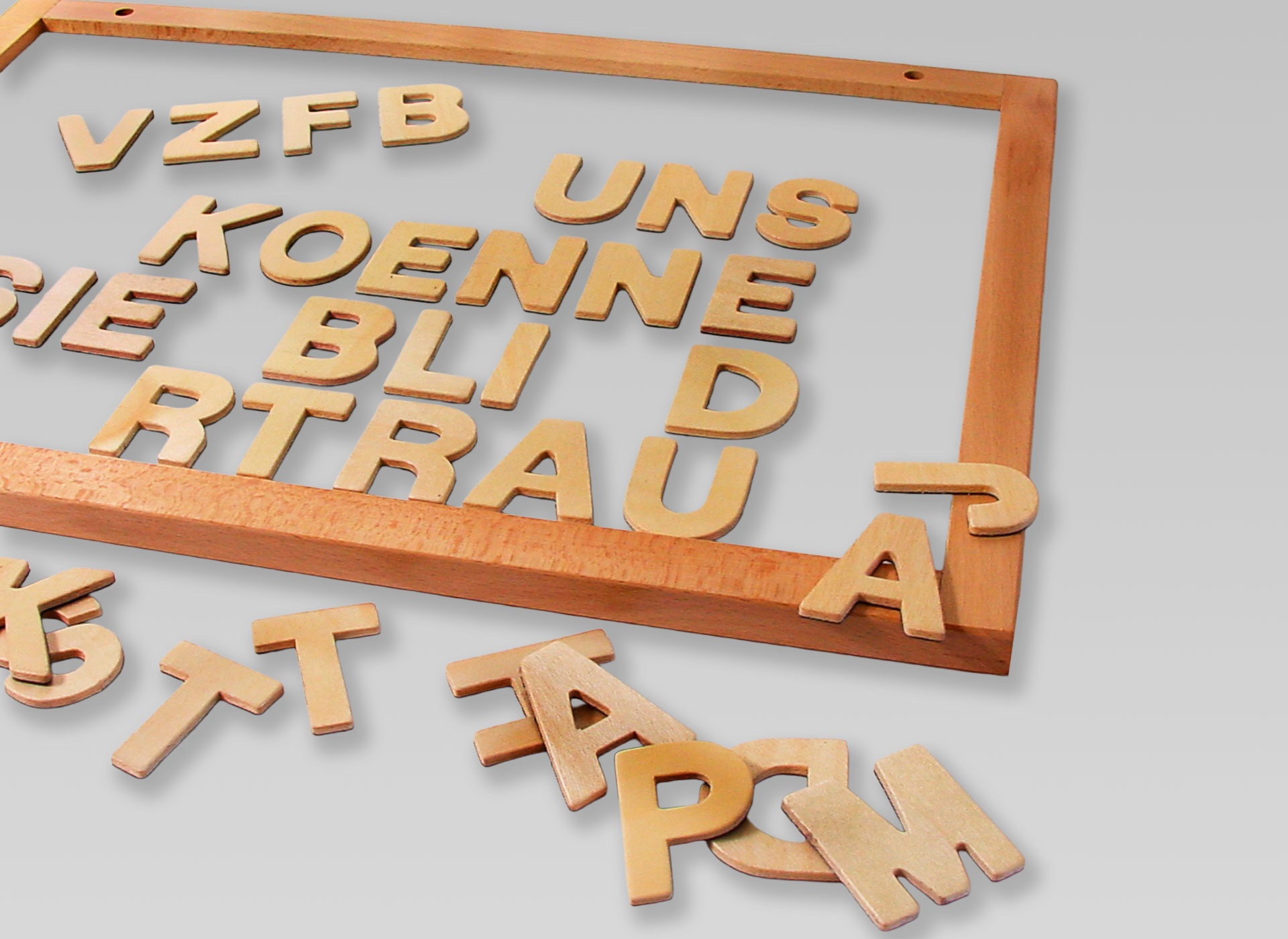 Ansicht auf die Tafel mit Buchstaben.