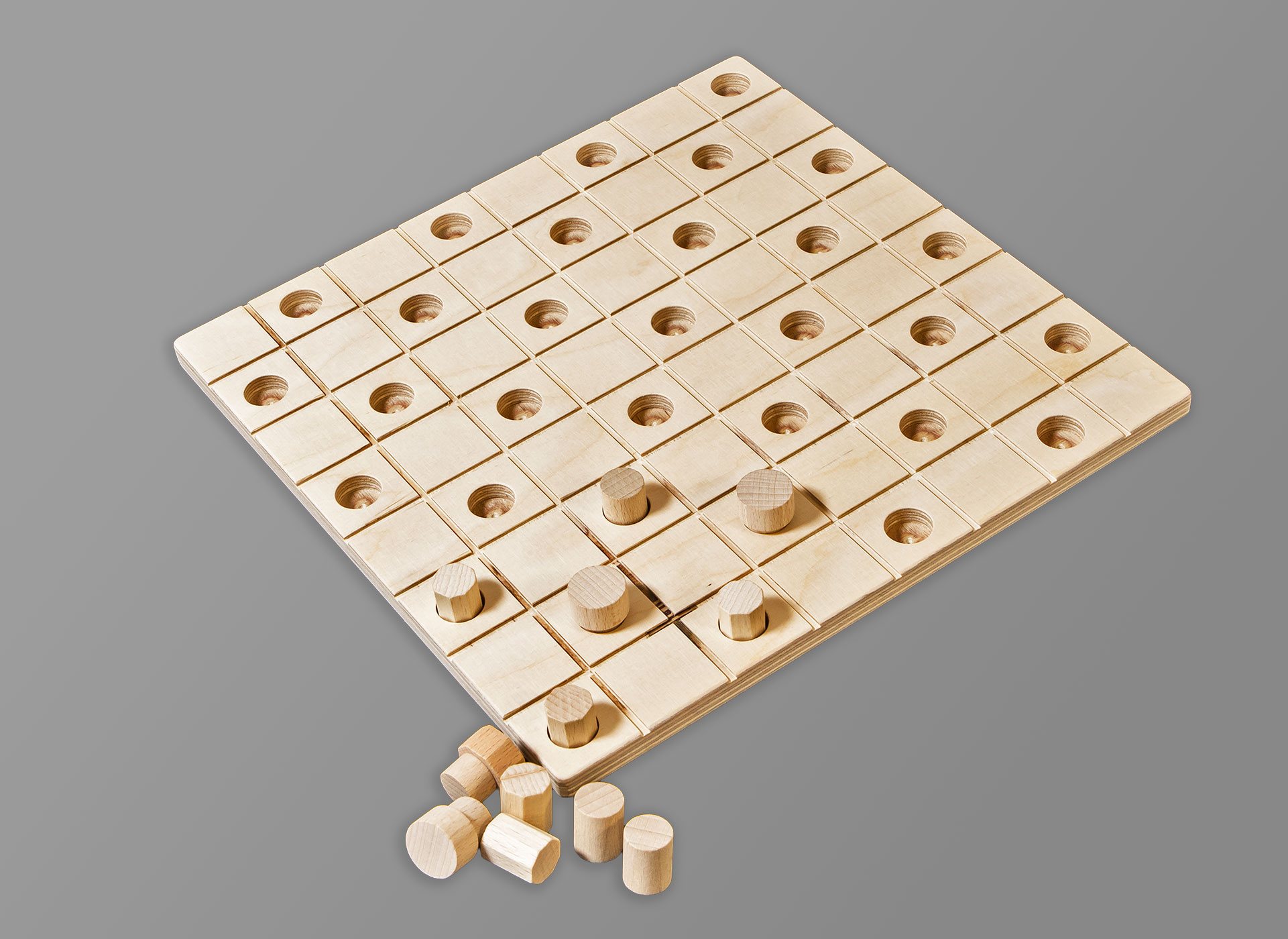 damespiel aus holz mit spielsteinen