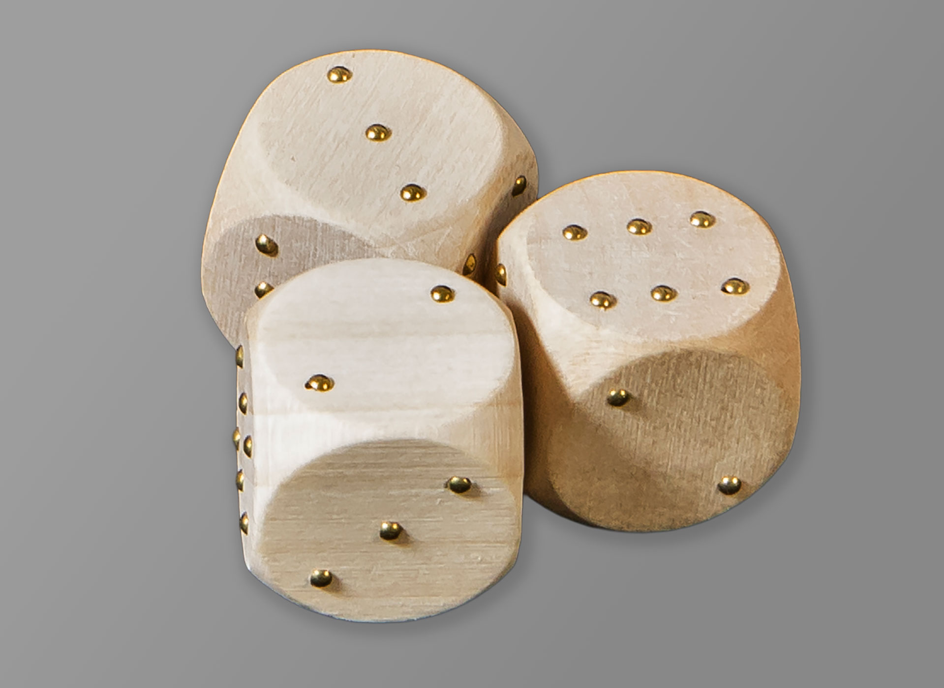 holzwuerfel mit messingstiften