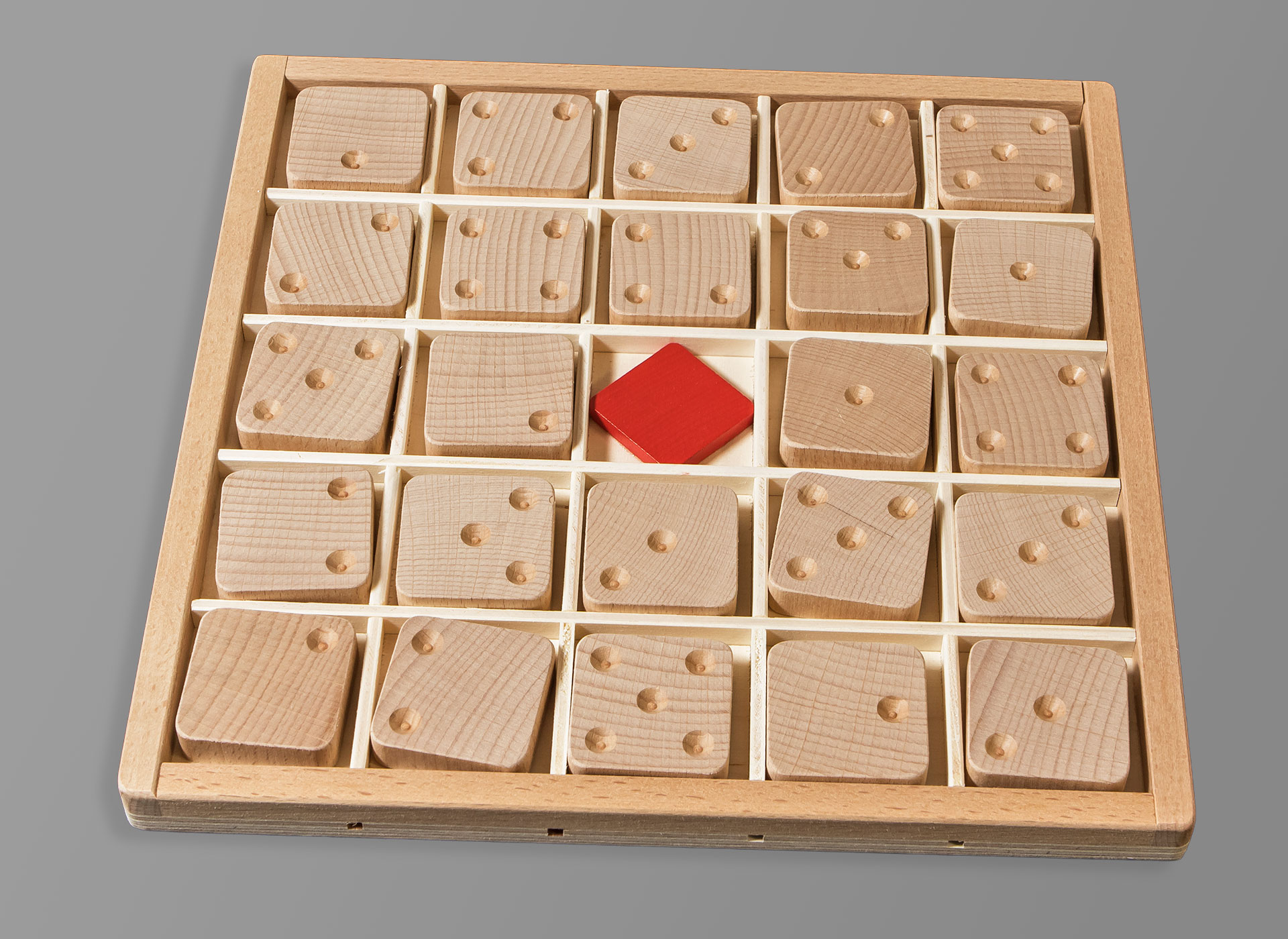 rechteckiges spielfeld mit holzplaettchen