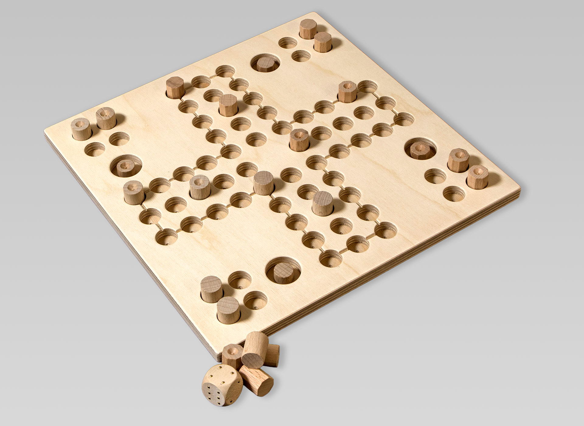 Ansicht auf ein rechteckiges Spielbrett aus Holz.