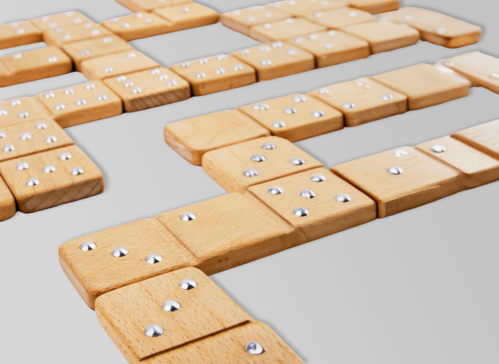 Ansicht auf hölzerne Domino-Spielsteine.