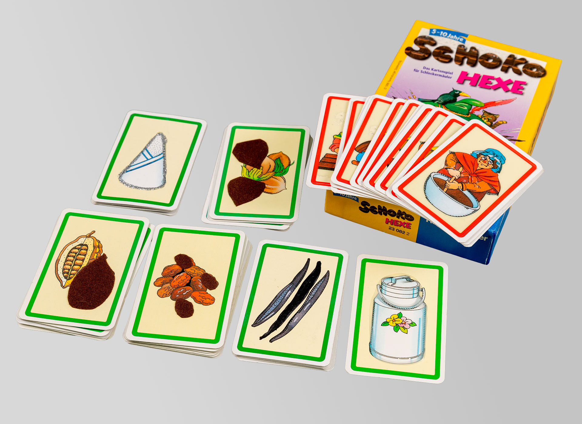 Ansicht auf ausgelegte Kartenstapel mit dem Spielkarton.