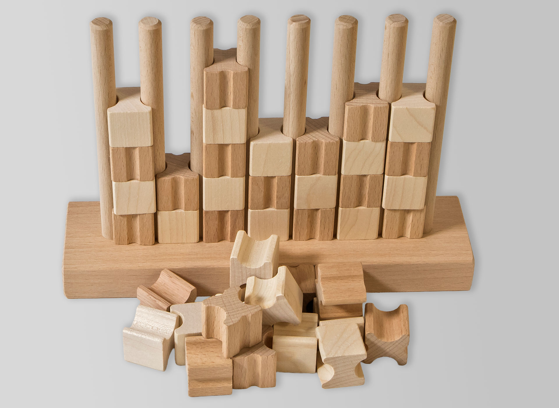 Ansicht auf das Holzspiel mit hellen und dunklen Holzsteinen.