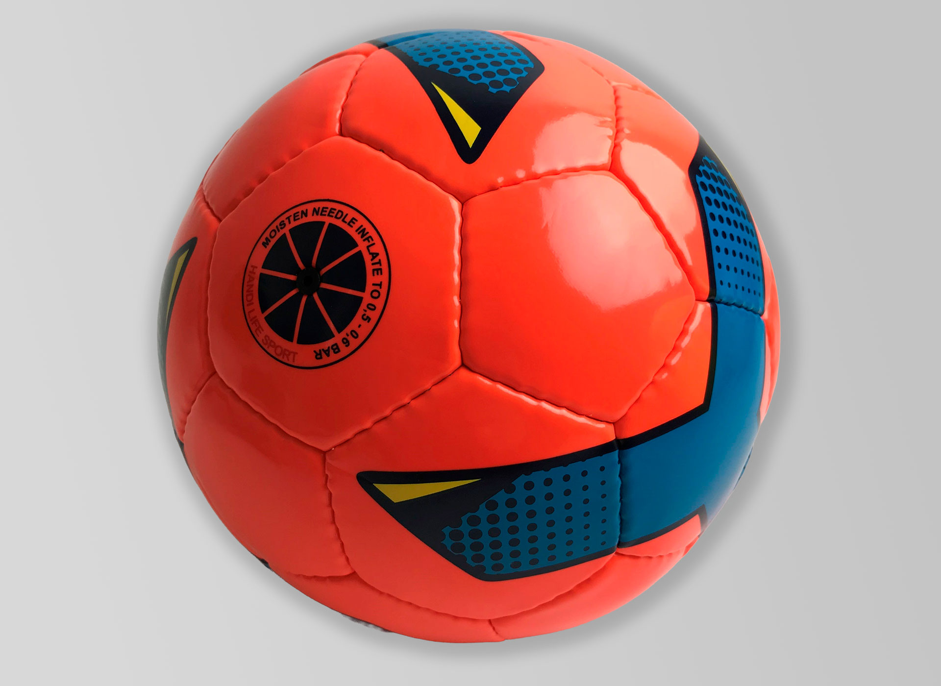 Ansicht auf den roten Ball mit blauem Muster.