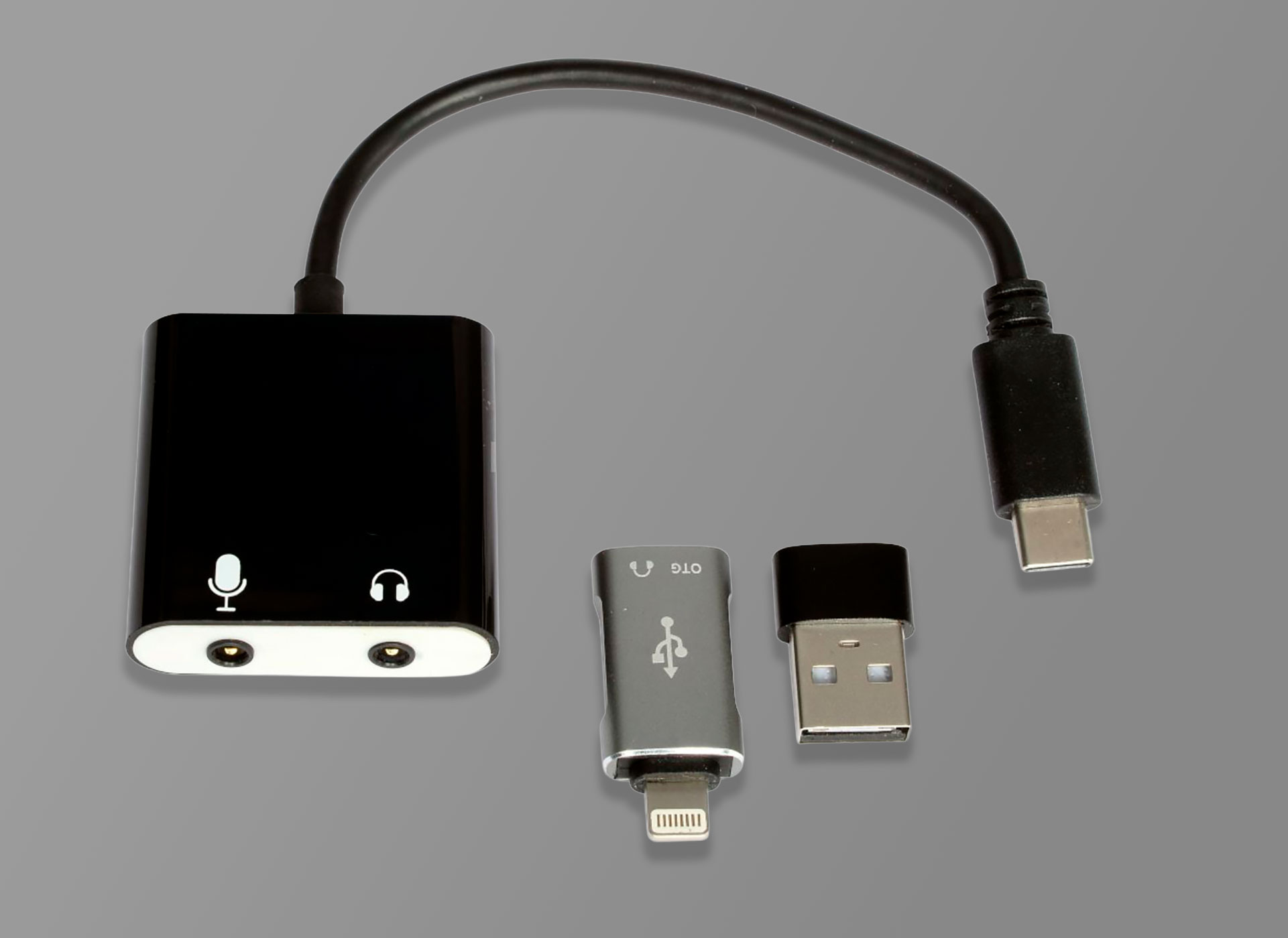 Ansicht auf die Kabel und Adapter.