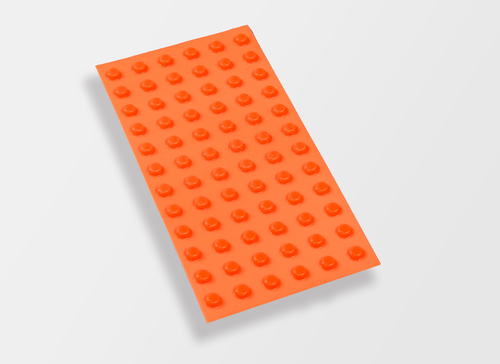 Ansicht auf einen orangenen Streifen mit erhabenen Punkten.