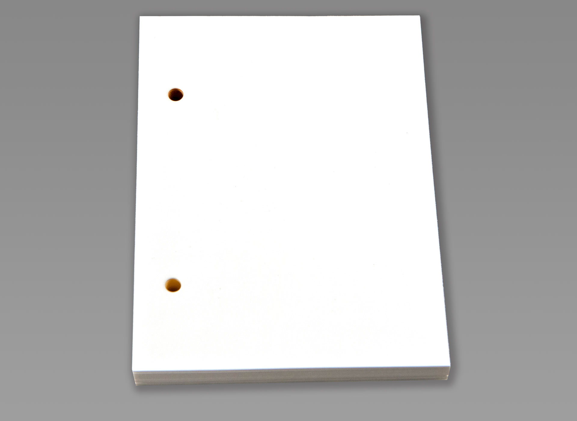 Ansicht auf das weiße Braille-Papier mit Lochung.