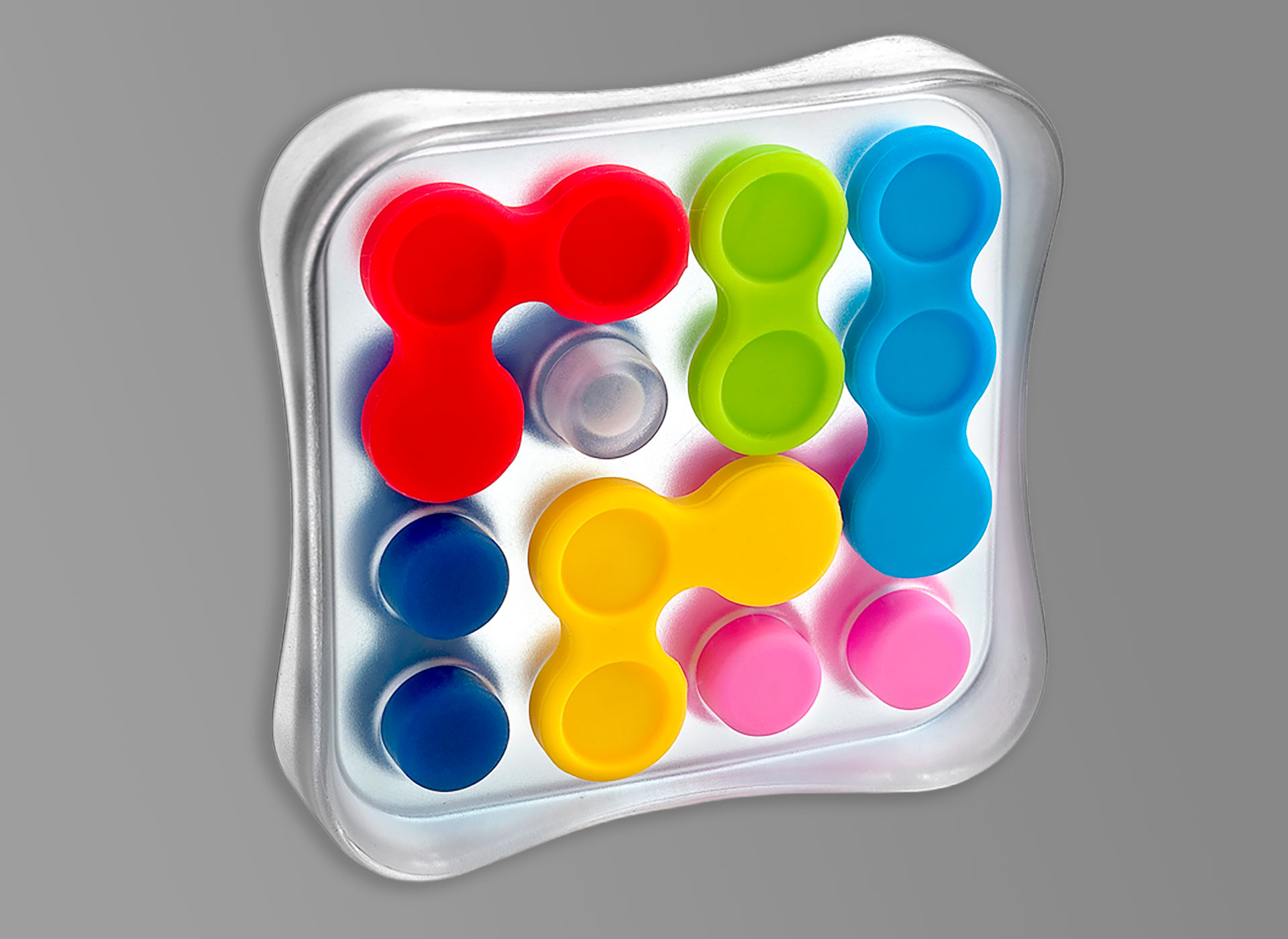 Ansicht auf das Logikspiel Reverso mit bunten Spielsteinen und transparentem Spielfeld